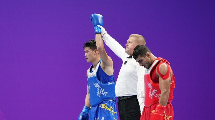 何烽正在全, 摄影, 练特别艰苦